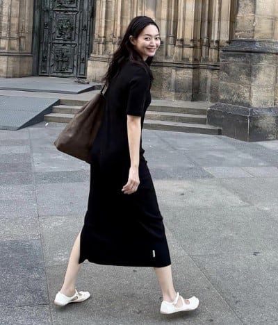 배우 신민아가 신은 발가락 신발./인스타그램