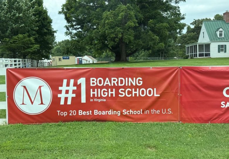 '버지니아주 1등, 미국 전체 톱 20 기숙학교'라고 써붙인 현수막. /박국희 특파원