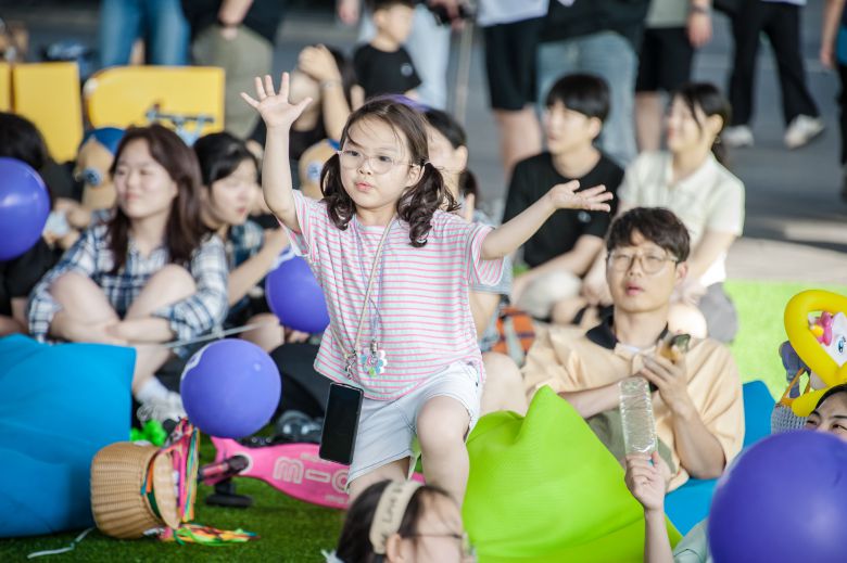12일 부산 해운대 영화의전당 인근에서 제20회 부산국제어린이영화제의 부대행사인 야외공연을 즐기고 있는 가족 관객들,/부산국제어린이청소년영화제