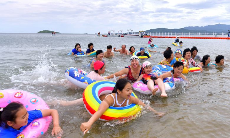 북한 노동당 기관지 노동신문은 3일 원산 갈마해안관광지구에 관관봉사가 시작한 이후로 전국 각지에서 끊임없이 찾아오는 근로자들로 끝없이 흥성이고 있다고 보도했다./뉴스1