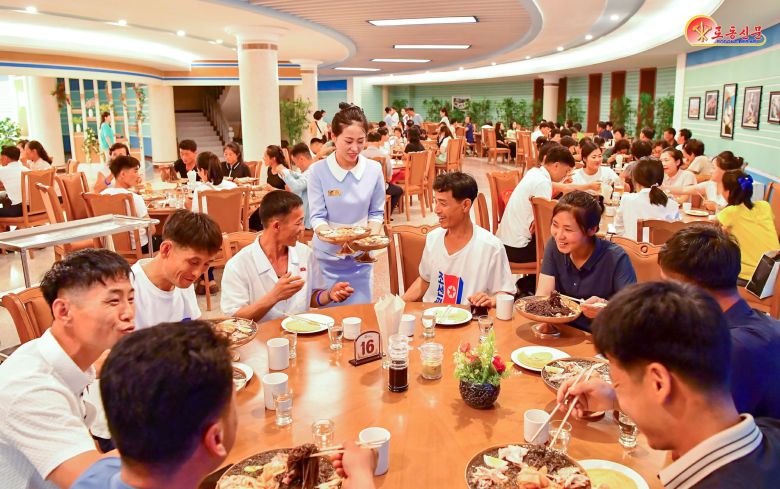 북한 노동당 기관지 노동신문은 10일 "황홀경의 명사십리, 행복의 인파십리"라며 원산갈마해안관광지구를 홍보했다./뉴스1