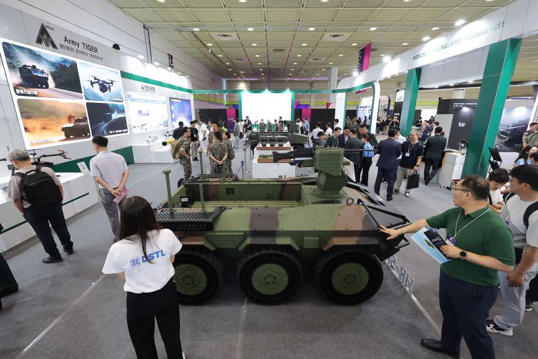 Visitors examine the multipurpose unmanned vehicle “HR-Sherpa” at the Republic of Korea Armed Forces’ promotional booth during the 2025 Unmanned System World Congress at COEX in Seoul’s Gangnam District on July 9, 2025./Yonhap