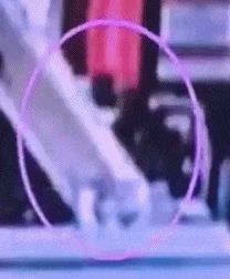 암살 용의자가 김정남 등 뒤에서 다가가 무언가를 얼굴에 덮어 씌우는 모습이 공항 CCTV에 포착됐다.