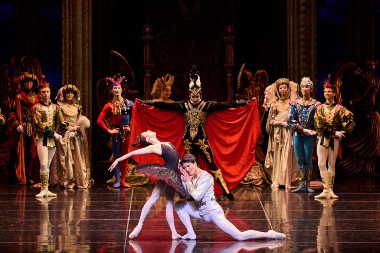 유니버설발레단의 2023년 '백조의 호수' 공연 중 흑조 오딜 홍향기와 지그프리트 이동탁의 흑조 파드되(2인무). /사진가 김려원, 유니버설발레단