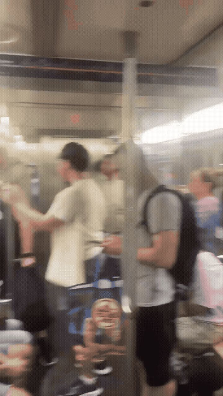 14일 갑작스러운 폭우로 미국 뉴욕의 지하철역이 침수된 모습. /X(옛 트위터)