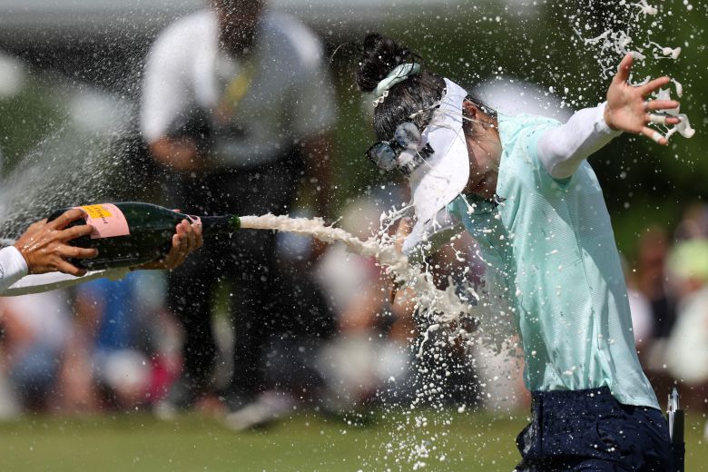 호주의 그레이스 김이 13일(현지시간) 프랑스 동부 에비앙 레뱅의 에비앙 리조트 골프클럽에서 열린 아문디 에비앙 챔피언십 최종 라운드에서  연장 2번째홀에서 이글을 잡으며 우승했다. 동료들이 샴페인을 를 터뜨려 축하해주고 있다. /AFP 연합뉴스