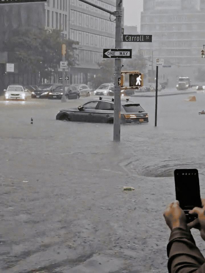 14일 갑작스러운 폭우로 미국 뉴욕의 도로가 침수된 모습. /X(옛 트위터)