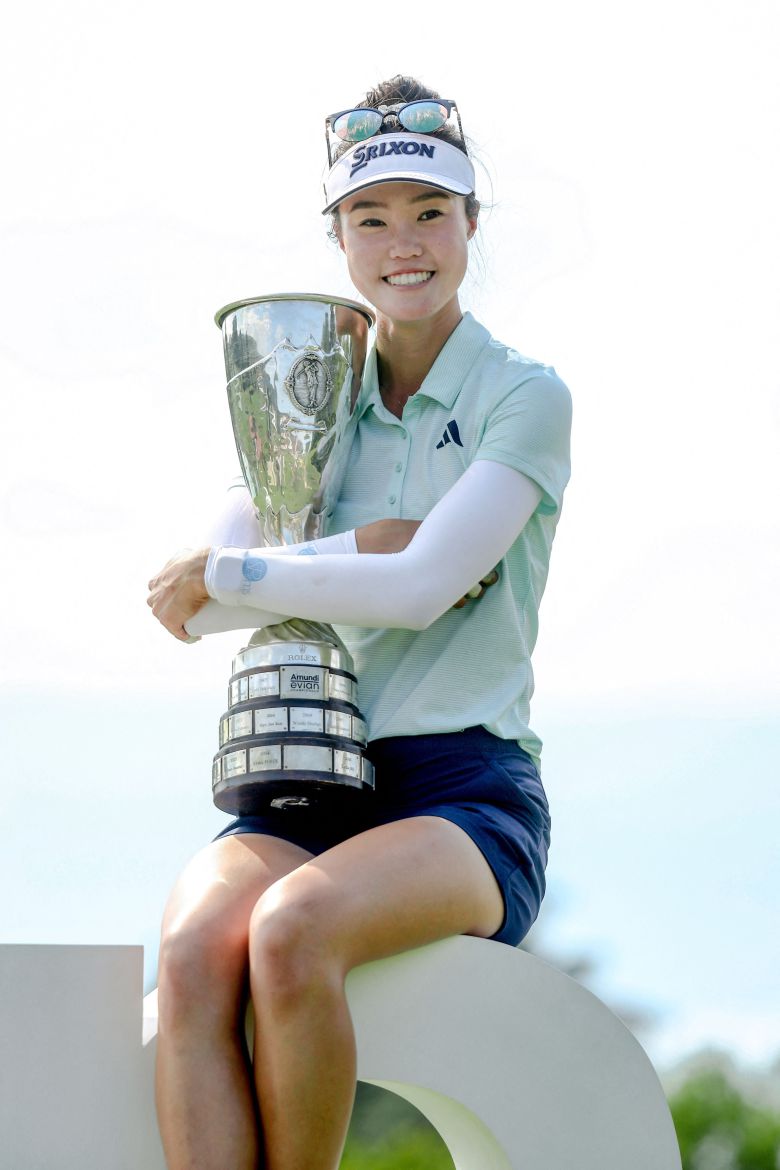 13일 LPGA 아문디 에비앙 챔피언십에서 극적으로 우승한 호주의 그레이스 김이 우승컵을 안고 있다./AFP 연합뉴스