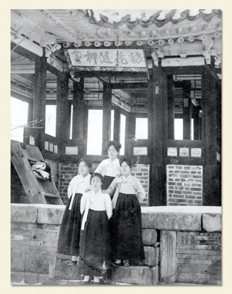 1920년대 촬영한 수원 화성 방화수류정 사진. 정조 때 완공 당시 조윤형이 쓴 현판이 걸려 있다. 독립기념관 소장. /수원화성박물관