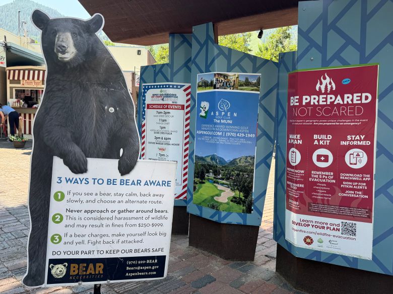 15일 미국 콜로라도주 애스펀 시내에 곰과 직면했을 때 대응 요령이 담긴 입간판이 서 있다. /애스펀(콜로라도주)=김은중 특파원