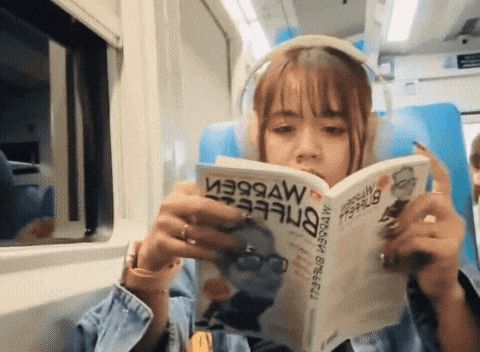 인도네시아에서 열차가 달리던 중 창문에 돌이 날아들어 여성 승객이 깨진 유리 파편에 맞아 다쳤다. /인스타그램