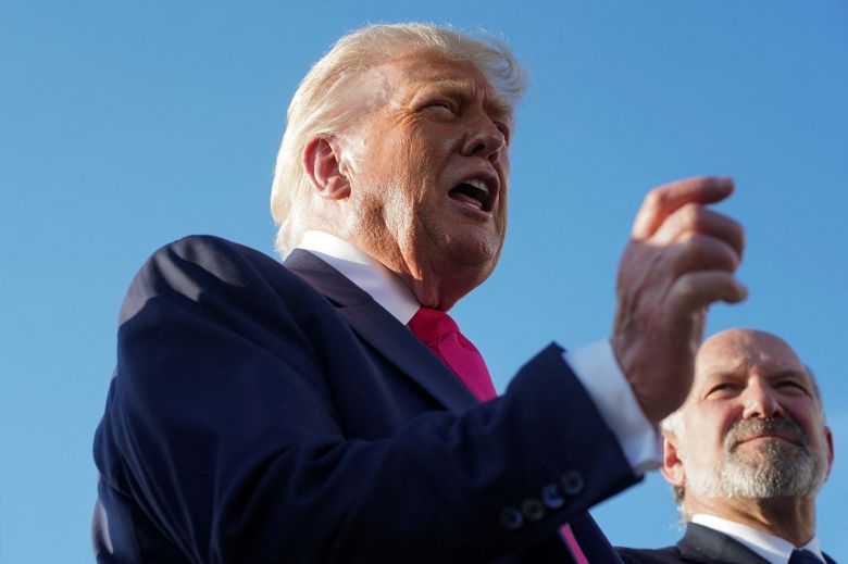 U.S. President Donald Trump speaks to reporters after arriving from Pennsylvania as Commerce Secretary Howard Lutnick looks on at Joint Base Andrews in Maryland on July 15, 2025./Reuters-Yonhap