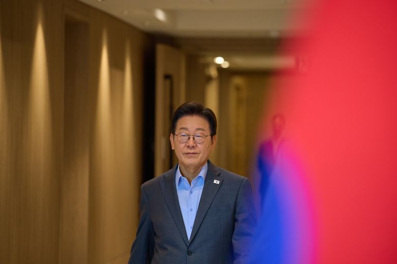 South Korean President Lee Jae-myung walks to a luncheon meeting with civic leaders at the presidential office in Yongsan, Seoul, on July 10, 2025./Presidential Office