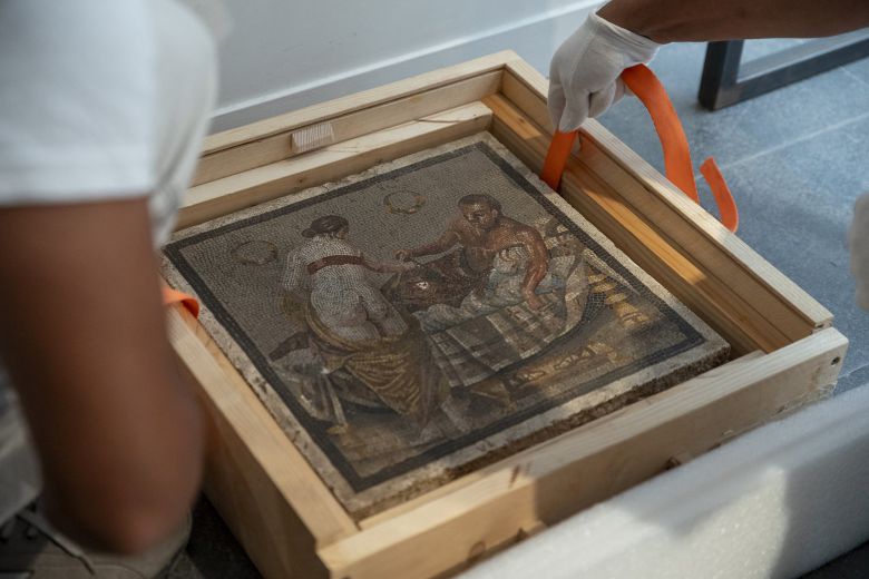 제2차 세계대전 당시 독일 나치 장교에게 약탈당했다가 약 80년 만에 되돌아온 모자이크 작품. /AP 연합뉴스
