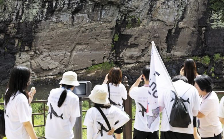 반구천 암각화 찾은 대학생들 15일 울산 반구천 암각화를 찾은 대학생들이 사진을 찍고 있다. 최근 유네스코 세계유산에 등재된 암각화는 사연댐 안에 있다. 지금은 댐 수위가 낮아 암각화가 드러나 있다./뉴시스