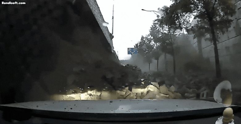 온라인 커뮤니티에 올라온 오산 옹벽 붕괴 사고 블랙박스 영상./ 온라인 커뮤니티