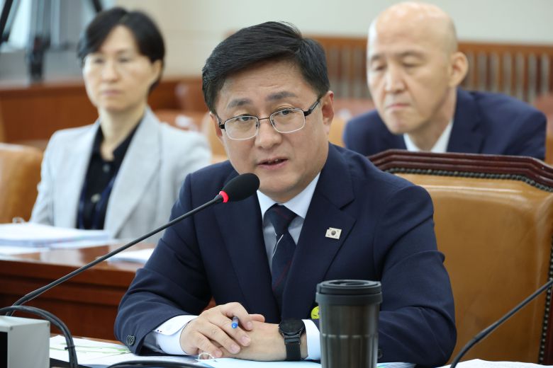 김성환 환경부 장관 후보자가 15일 오전 서울 여의도 국회 환경노동위원회 전체회의장에서 열린 인사청문회에 출석해 의원 질의에 답하고 있다. /뉴스1