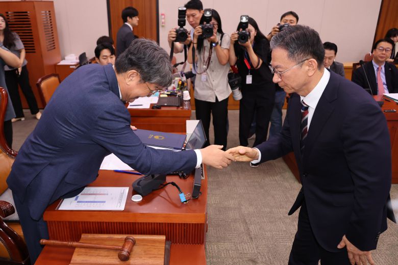 정성호 법무부 장관 후보자가 16일 국회 법제사법위원회에서 열린 인사청문회에서 이춘석 위원장에게 선서문을 전달하며 악수하고 있다. /연합뉴스