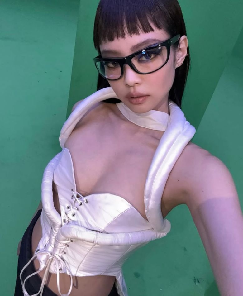 사무엘 루이스(Samuel Lewis)의 또다른 시그니처 코르셋을 입은 제니. @slewissaa