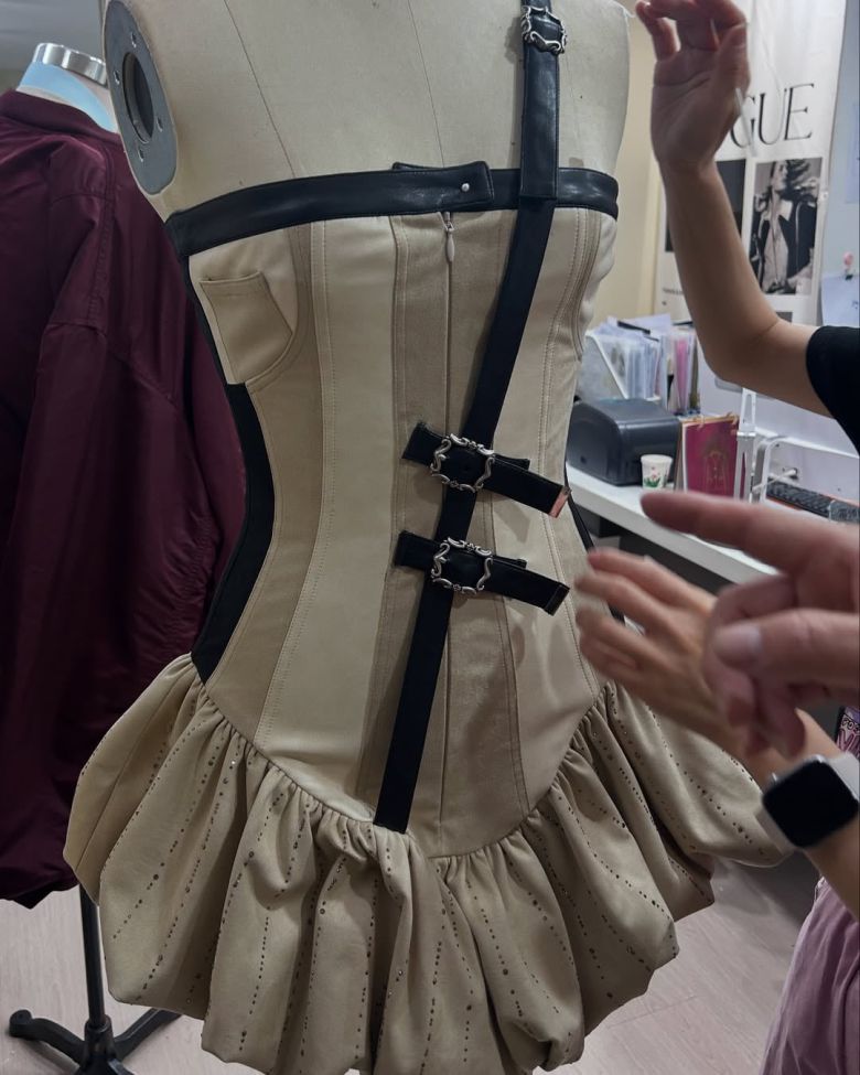 지수의 코르셋 드레스를 커스템메이드하고 있다. @didu_official