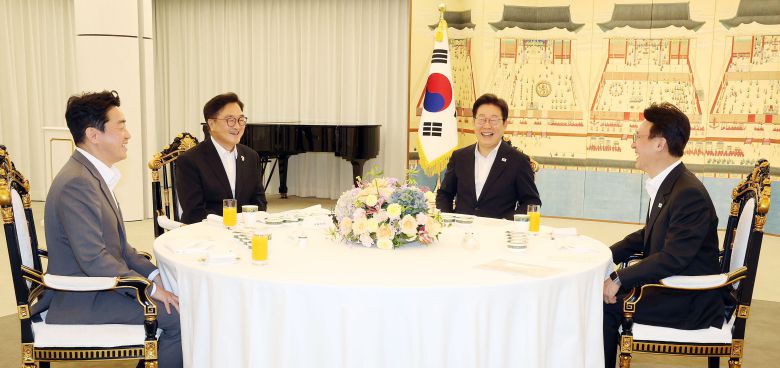 이재명 대통령이 17일 서울 한남동 관저에서 우원식 국회의장, 김민석 국무총리와 만찬 자리를 갖고 있다.     왼쪽부터 강훈식 대통령비서실장, 우 의장, 이 대통령, 김 총리. /대통령실통신사진기자단