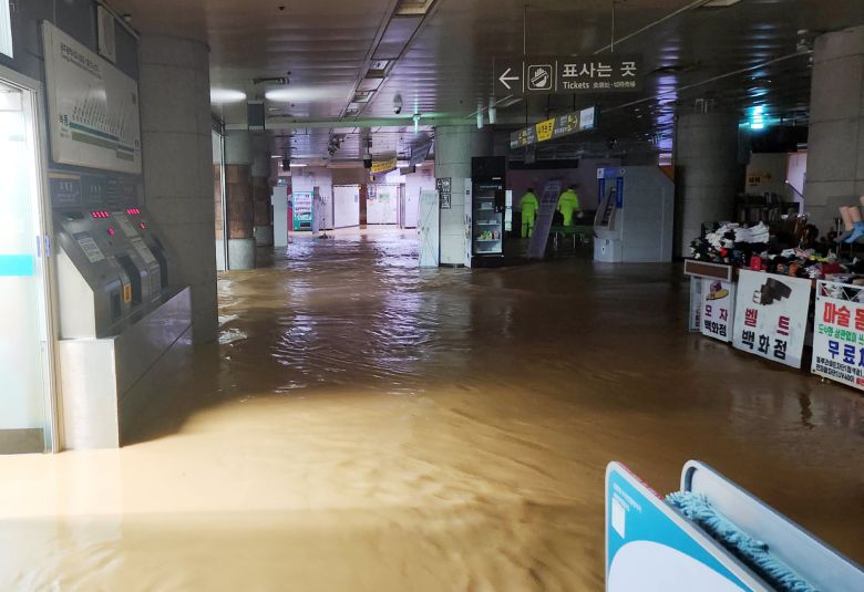 지난 17일 오후 광주광역시 서구 마륵동 상무역사가 빗물에 잠겨 있다./연합뉴스