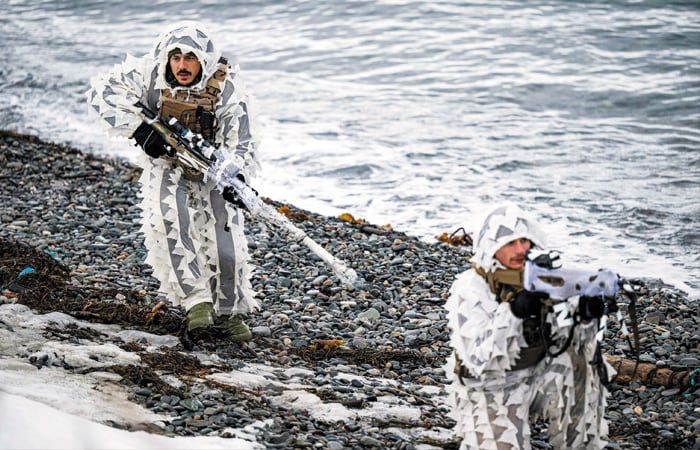 노르딕 리스폰스 2024 연합훈련에서 위장복을 입은 해병대원이 상륙작전 중 이동하고 있다. 노르딕 리스폰스 2024는 냉전 이후 최대 규모의 나토 연합 군사훈련으로, 2006년부터 2년마다 노르웨이 북부 극지방에서 혹독한 추위를 견디며 진행된다. 그동안 ‘한랭 대응(Cold Response)’ 훈련으로 불렸으나 올해부터 명칭이 변경됐다. 방어훈련에는 새 회원국이 된 핀란드와 스웨덴도 함께 나섰다.