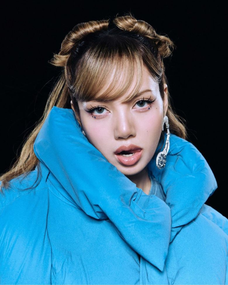 리사가 입은 딩윤 장의 스카이 블루의 리플렉스 코쿤 재킷(Reflex Cocoon Jacket). @dingyun_zhang