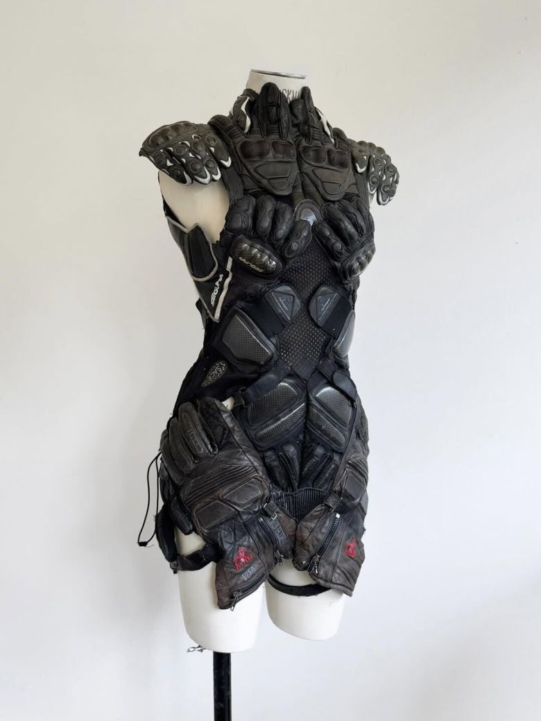 뮤직 비디오 '뛰어(Jump)'에서 지수가 입은 세발리(Sevali) 의 업사이클드 글로브 드레스. @sevali