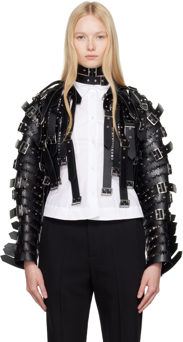 로제가 입은 느와르 케이 니노미야(Noir Kei Ninomiya)의 핀 버클 여밈과 레이스업 디테일의 인조 가죽 재킷.