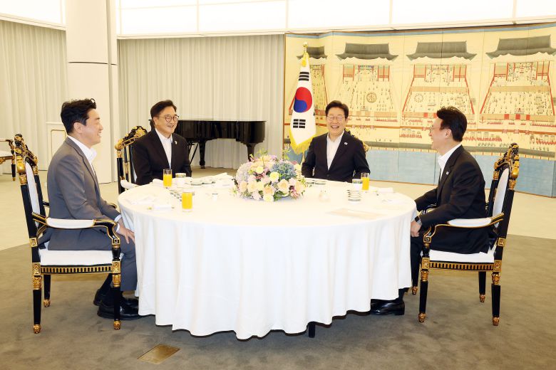 이재명 대통령과 우원식 국회의장, 김민석 국무총리, 강훈식 대통령실 비서실장이 지난 17일 저녁 서울 한남동 관저에서 만찬을 함께하고 있다./연합뉴스