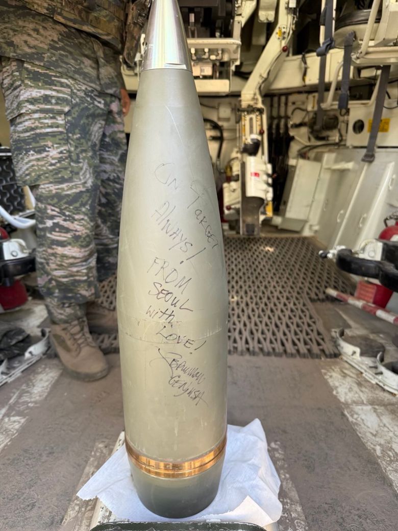 제이비어 브런슨 주한미군 사령관이 18일 X(옛 트위터)에 우리 해병대 K9 자주포탄에 자필 서명을 한 사진을 올렸다. /X