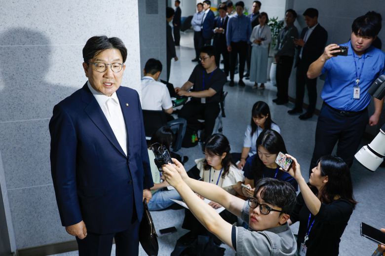 권성동 국민의힘 의원이 18일 서울 여의도 국회 의원회관 자신의 의원실 앞에서 김건희 특검의 '건진법사-통일교 의혹' 압수수색 관련 입장을 밝히고 있다. /뉴스1