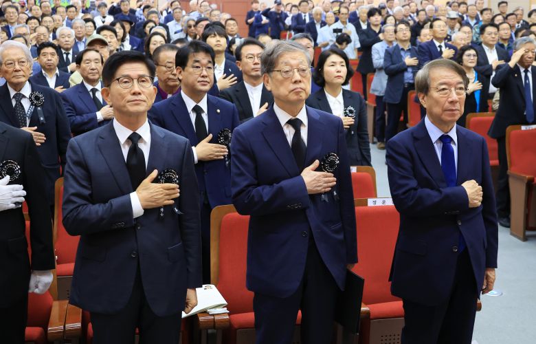 19일 서울 동작구 국립현충원 현충관에서 열린 이승만 전 대통령 서거 60주기 추모식에서 정운찬 전 국무총리(오른쪽부터), 김황식 이승만건국대통령기념사업회 이사장, 김문수 상임고문이 국기에 경례하고 있다. /연합뉴스