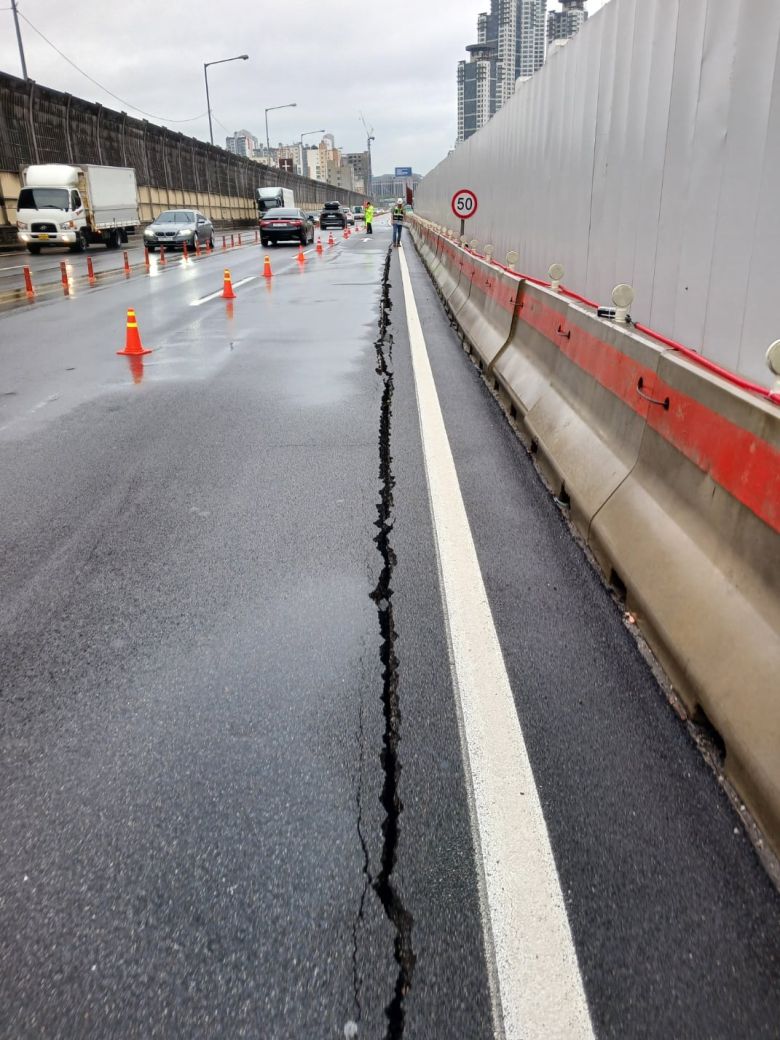 19일 인천소방본부에 따르면 이날 오전 8시30분쯤 인천대로 인천방향 2차로 우측부에서 약 30m 수직균열이 발생했다./인천소방본부