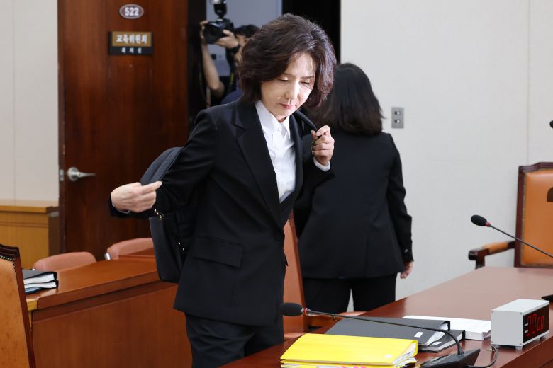 이진숙 사회부총리 겸 교육부 장관 후보자가 지난 16일 서울 여의도 국회 교육위원회에서 열린 인사청문회에 백팩을 메고 참석하고 있다. /남강호 기자