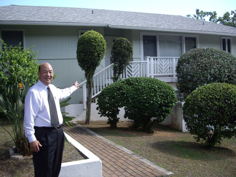 이승만이 하야 후 머물던 하와이 호놀룰루 마키키 2033번지 목조 주택. 교민 윌버트 최씨가 이승만 부부를 재정적으로 뒷받침했다. 왼쪽은 윌버트 최씨의 아들 세드릭 최씨. 2015년 사진이다./이한수 기자