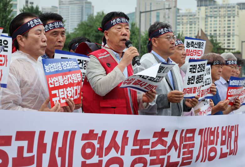 한국농축산연합회와 한국종합농업단체협의회 회원들이 18일 서울 용산구 대통령실 앞에서 한미 상호 관세 협상에서 ‘농축산물 시장을 개방하면 안 된다’는 취지의 구호를 외치고 있다./뉴스1