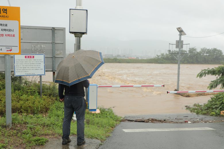 19일 울산 북구 시례잠수교가 집중 호우 여파로 잠겨 있는 모습./뉴스1