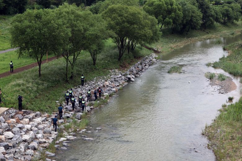 지난 18일 오후 세종시 나성동 제천변에서 경찰이 물에 휩쓸려 실종된 40대 남성을 수색하고 있다. /연합뉴스