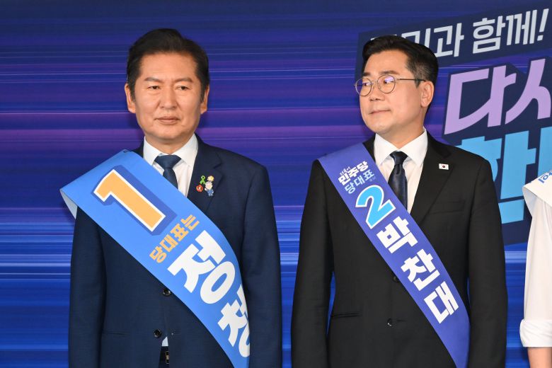 더불어민주당 당대표 선거에 출마한 정청래·박찬대 의원이 20일 서울 여의도 민주당 중앙당사에서 열린 영남권 온라인 합동 연설회에서 기념 사진을 찍고 있다. /남강호 기자