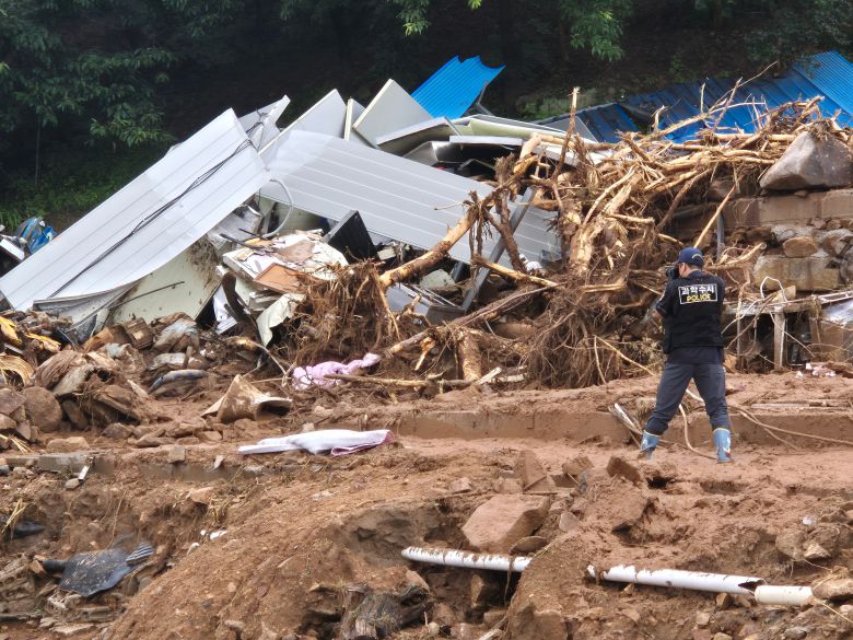20일 오전 경남 산청군 산청읍 내부마을. 전날 시간당 100mm에 가까운 폭우로 산사태가 나면서 흙과 바위 등이 마을을 덮쳐 마을 주민 3명이 숨졌다. 경찰이 사고 현장을 감식하고 있다./산청=김준호 기자
