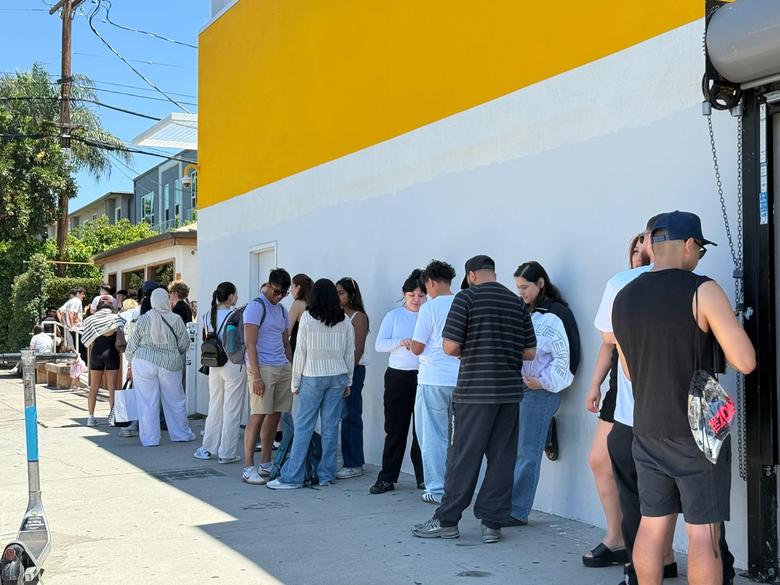 지난달 28일(현지 시각) 오후 1시쯤 미 로스앤젤레스(LA)의 멜로즈거리 '한인카페'에 수십여명이 줄을 늘어서있다./강다은 기자