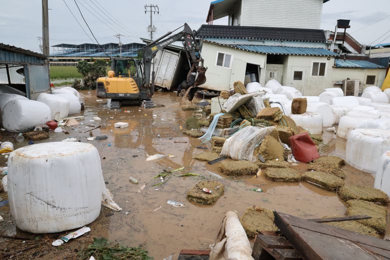 지난 18일 오전 충남 예산군 고덕면 용리에서 주민들이 수해복구를 하고 있다. /뉴스1