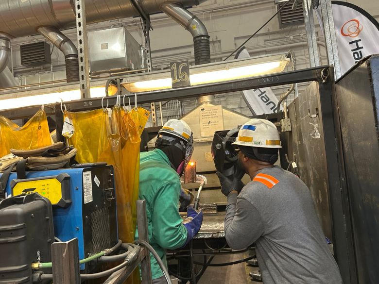 16일 미국 펜실베이니아주 한화 필리 조선소에서 견습생 제임스 투니아(왼쪽)가 강사 존 윌리엄스로부터 용접 기술을 배우고 있다./윤주헌 특파원