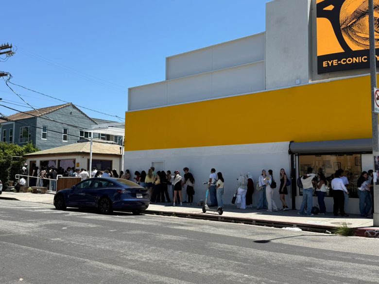 지난달 28일(현지 시각) 오후 1시쯤 미 로스앤젤레스(LA)의 멜로즈거리 '한인카페'에 수십여명이 줄을 늘어서있다./강다은 기자