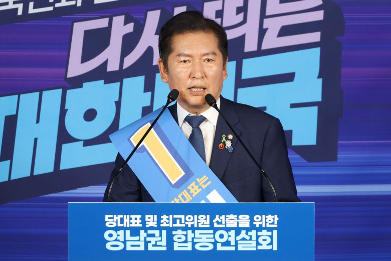 정청래 더불어민주당 당대표 후보가 20일 오후 서울 여의도 민주당 중앙당사에서 열린 당대표 및 최고위원 선출을 위한 영남권 합동 연설회에서 연설하고 있다. /뉴스1