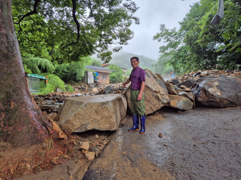 20일 오전 경남 산청군 산청읍 부리 내부마을. 전날 폭우로 굴러온 바위가 도로 유일한 길을 막고 있는 현장을 김광만(61) 이장이 살펴보고 있다. /산청=김준호 기자