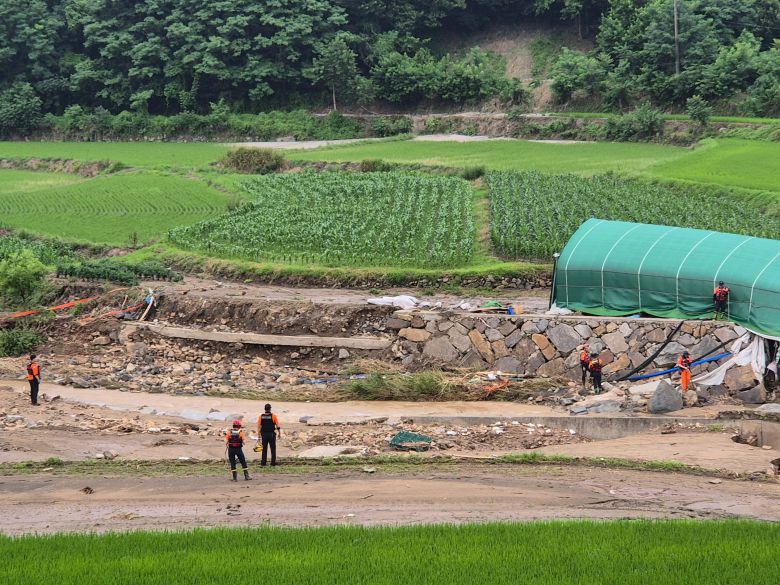 21일 오전 경남 산청군 산청읍 모고리 모고마을에서 구조대원이 실종자 수색을 하고 있다. /산청=김준호 기자