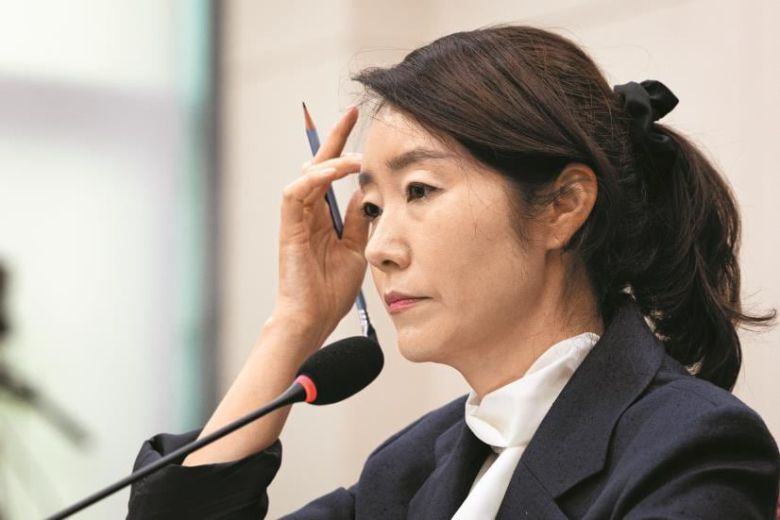 강선우 여성가족부 장관 후보자가 지난 14일 국회 인사 청문회에 출석해 답변을 준비하고 있다. 강 후보자를 둘러싸고 ‘갑질’ 논란이 있었지만, 우상호 대통령실 정무수석은 20일 이재명 대통령이 강 후보자를 장관으로 임명할 계획이냐는 질문에 “그렇다”라고 답했다./뉴스1